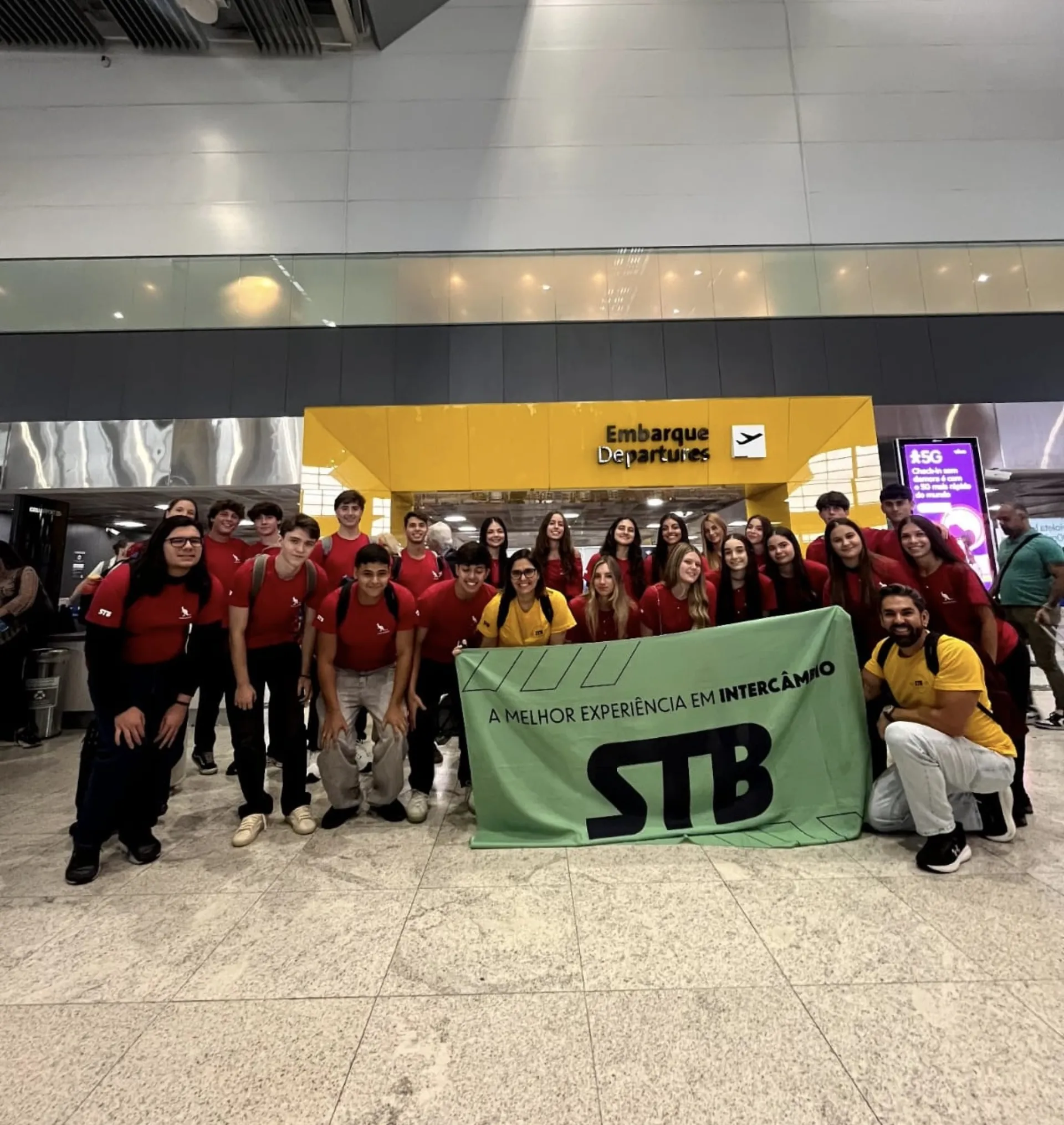 Estudante embarcando com equipe STB no aeroporto